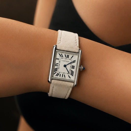 Bracelet de montre en cuir suédé ivoire monté sur montre style Tank, vue portée au poignet féminin