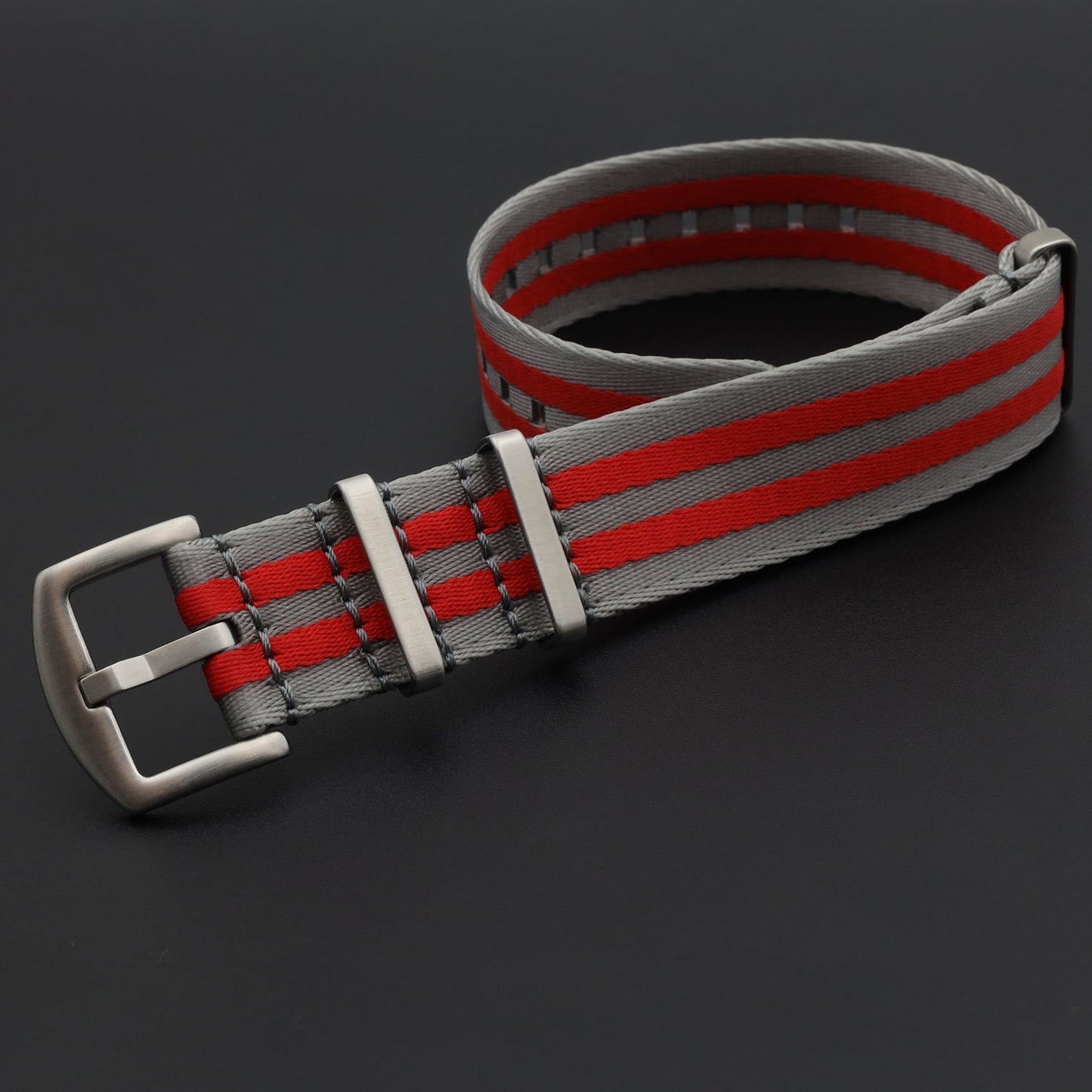 Masar Bracelet de Montre NATO Nylon Gris clair / Rouge / Boucle Satin - Souple - Homme