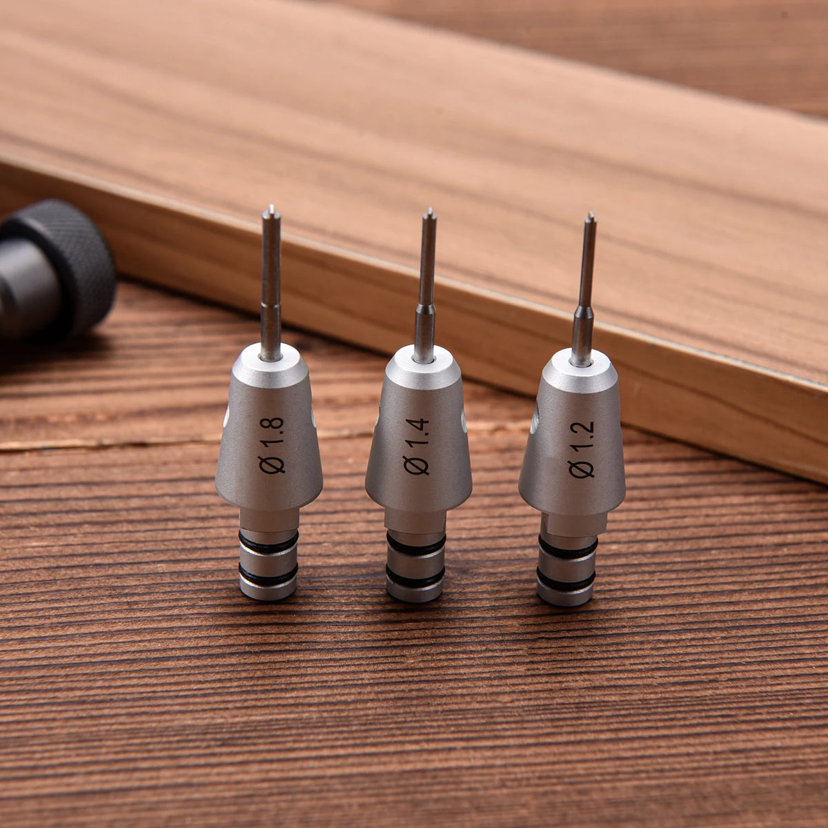 BUSLUO Stahlschraubendreher 1,2/1,4/1,8 mm für Uhrenreparaturen, tragbare Werkzeuge zum Entfernen von Uhrenarmbändern mit Mini-Verbindungsstiften für Uhrmacher