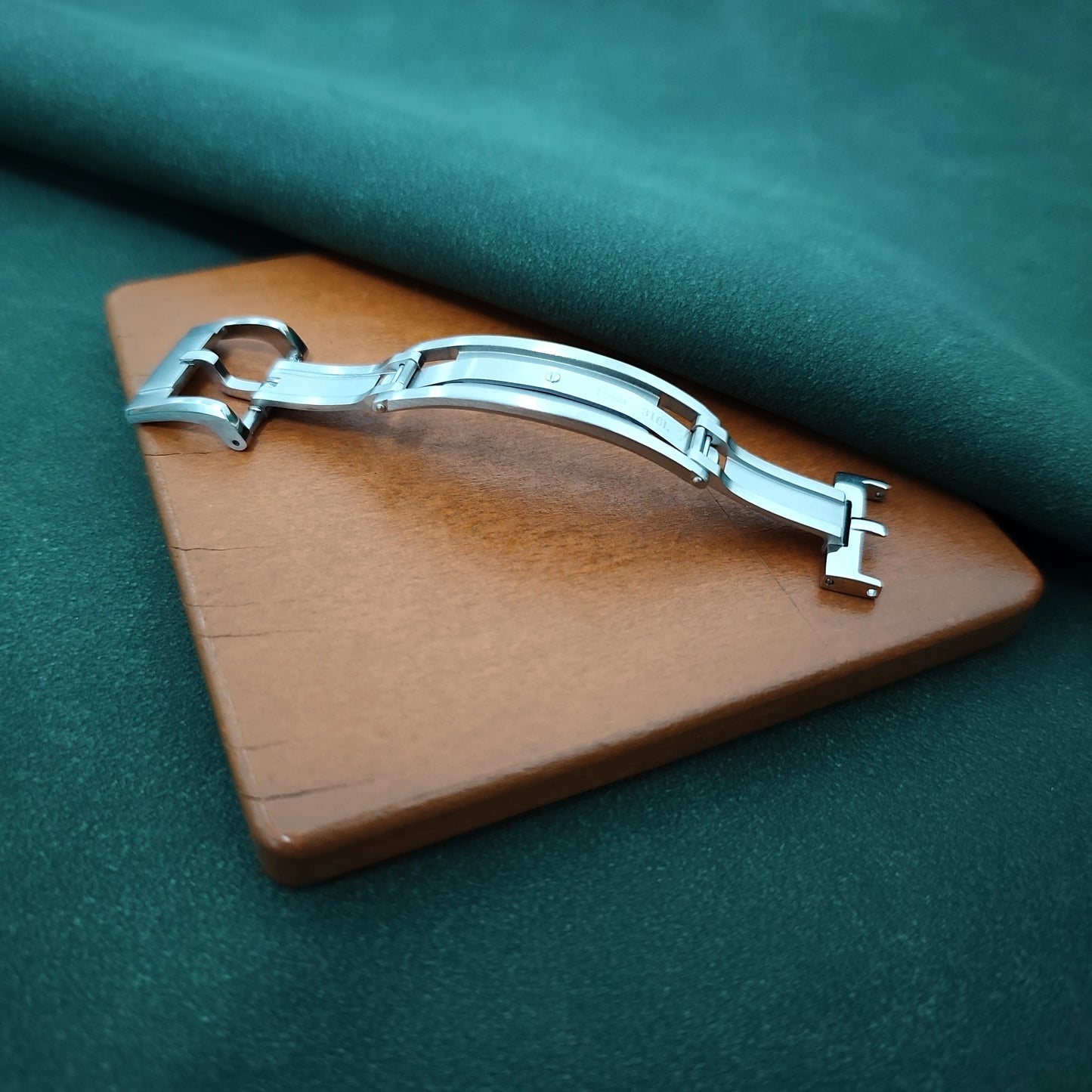 Premium spring-loaded folding clasp, secure 16mm/18mm luxury watch buckle for leather straps, aircraft-grade stainless steel