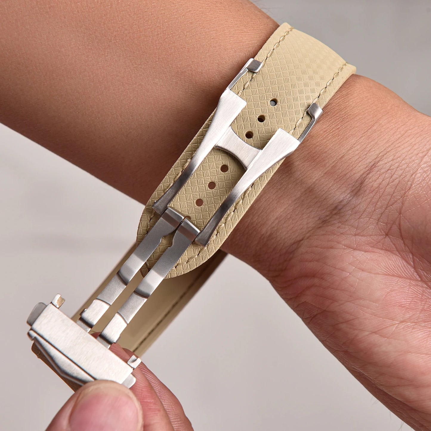 OZE Bracelet montre en Caoutchouc fluorocarbone - Surpiqures / Motif Racing - Déployante - Universel