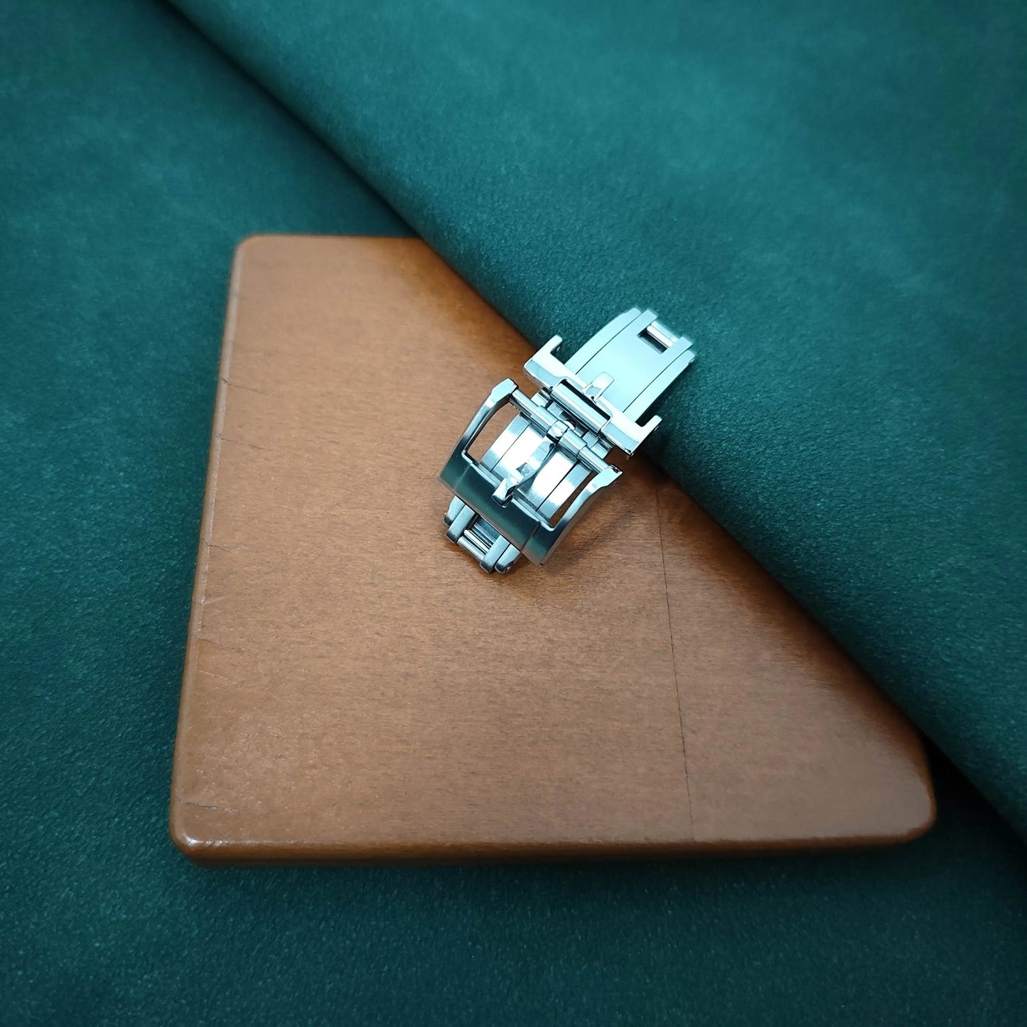 Premium spring-loaded folding clasp, secure 16mm/18mm luxury watch buckle for leather straps, aircraft-grade stainless steel