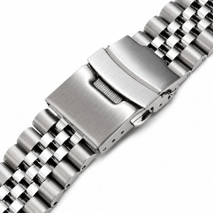 Gros plan du fermoir déployant sécurisé d’un bracelet Jubilee en acier inoxydable compatible Seiko 5 et SKX).