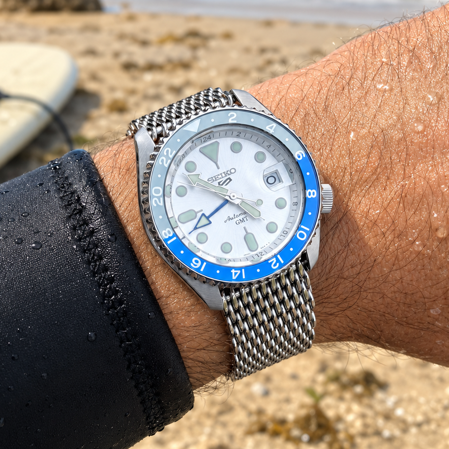 Bracelet de montre en acier inoxydable 304 à maille requin, porté au poignet sur une montre Seiko.