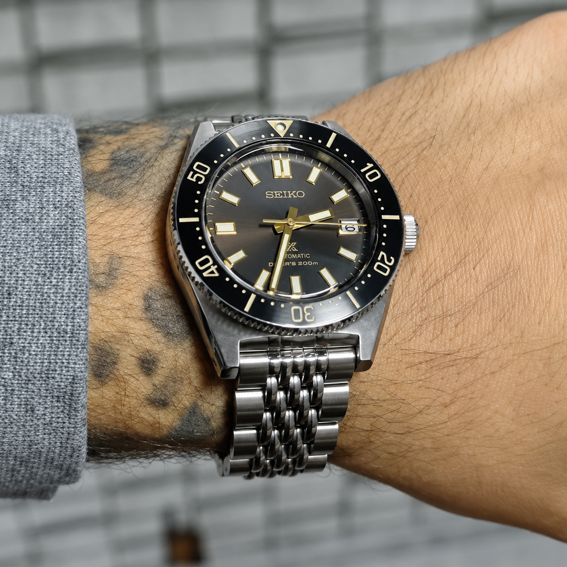 Universal aftermarket stainless steel watch bracelet in Beads of Rice style. Ideal for replacing or customizing any compatible watch. Vintage look, comfortable fit and elegant finish.