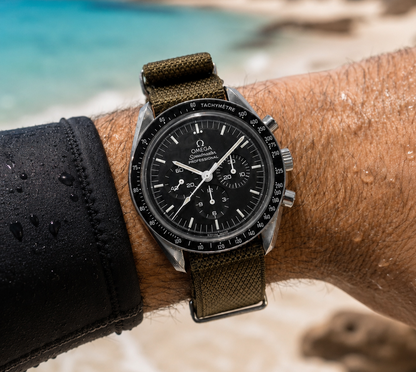 Cinturino NATO kaki marrone in nylon montato su Omega Speedmaster Professional, ideale per immersioni e stile militare.
